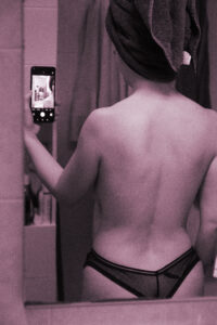 inStanza selfie e malizia in trasferta specchio